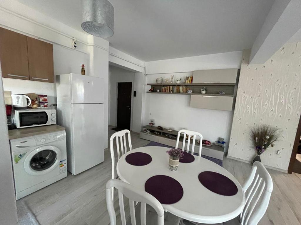 Deny'S Apartament Гура Хуморулуй Екстериор снимка