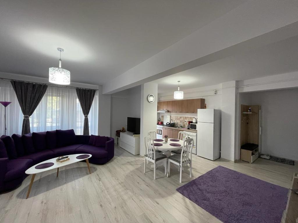 Deny'S Apartament Гура Хуморулуй Екстериор снимка